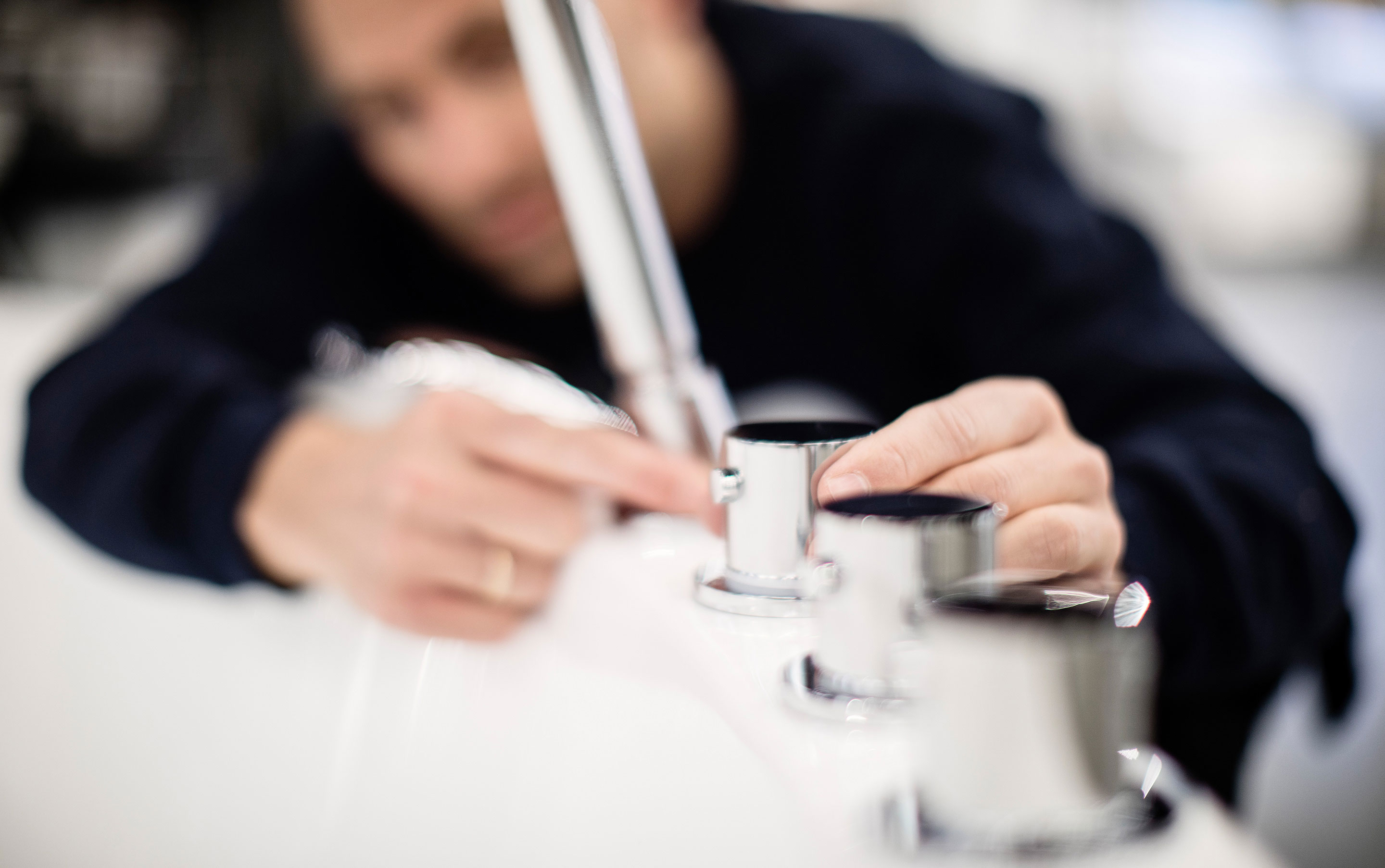 Jensen Rørservice monterer badekarbatteri