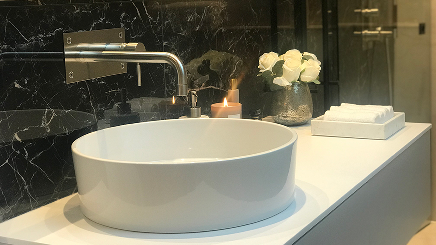 Jensen Rørservice har pusset opp et bad. Bildet viser bolleservant og veggmontert servantbatteri